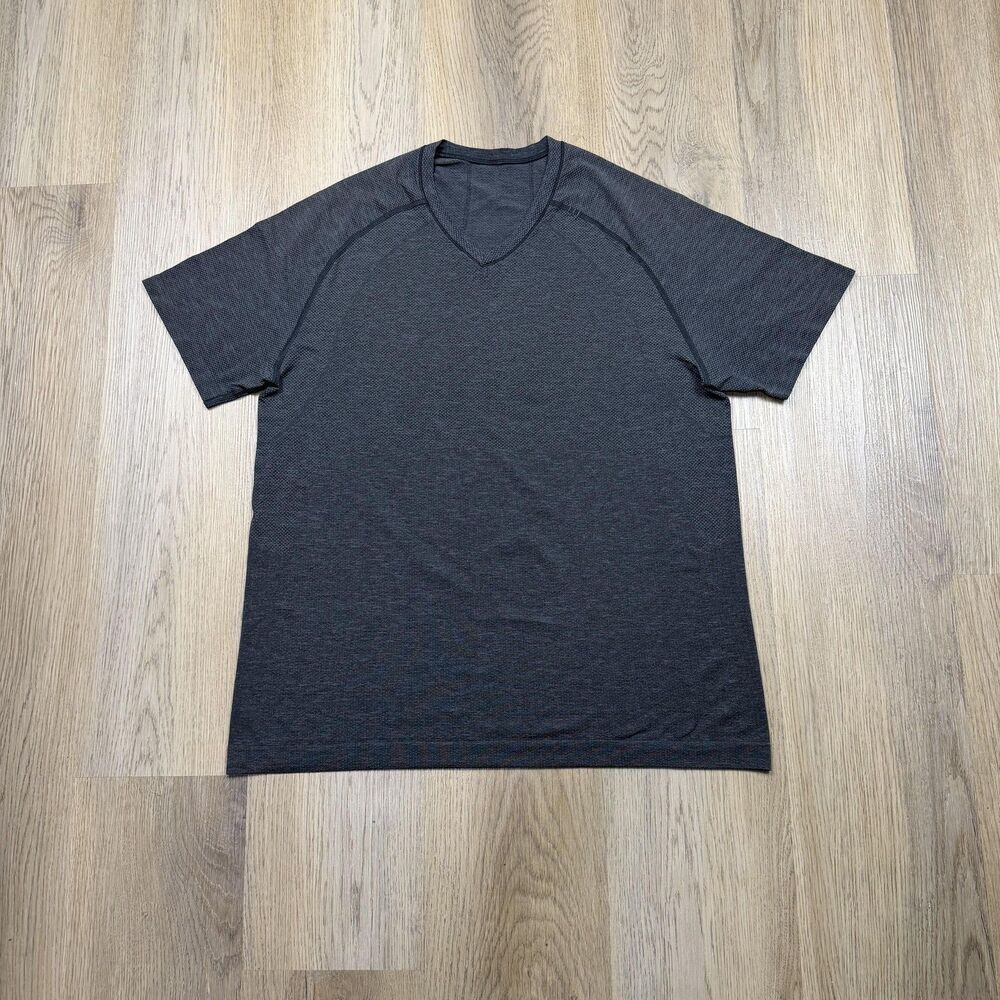 Lululemon Shirt Mens Large Gray V-Neck Live In Practice Athletic Tee Lightweight